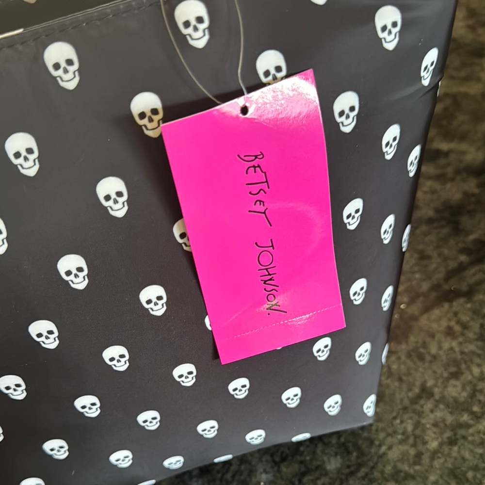 Betsey Johnson Black Skull Print Tote Bag - Picture 10 of 12